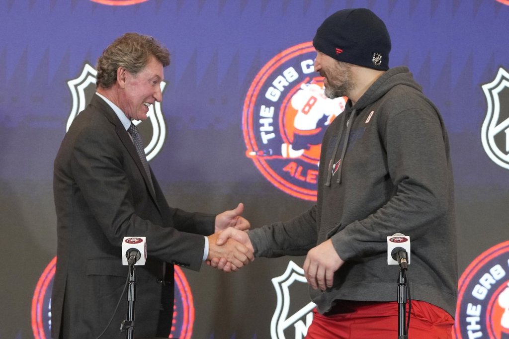 Алекс Овечкин проби светлина от пъпка и небрежно отпи докато