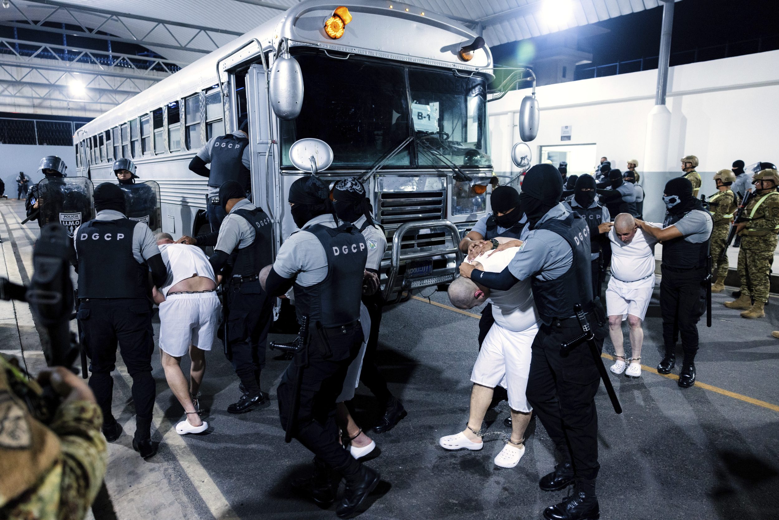 Администрацията на Тръмп погрешно депортира мъж за когото твърди че