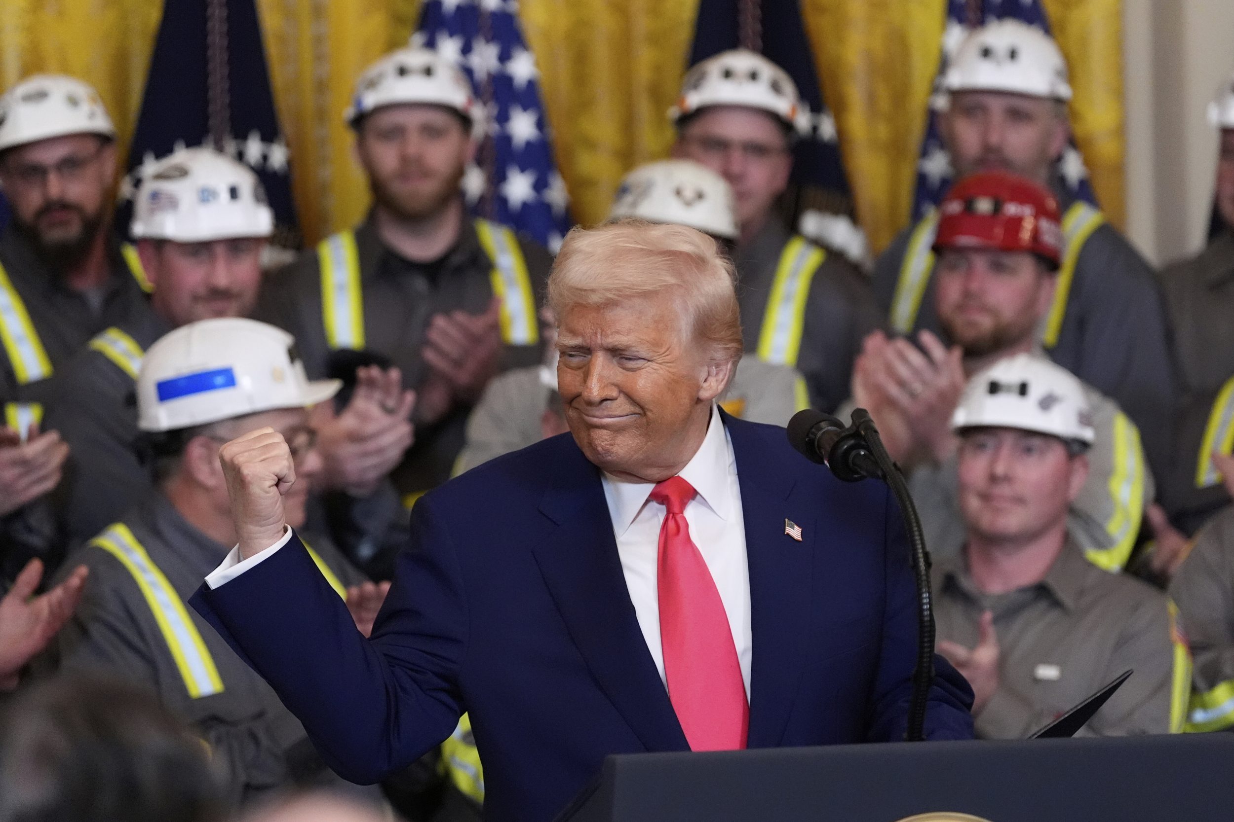 САЩ Президентът Доналд Тръмп във вторник подписа поредица от изпълнителни