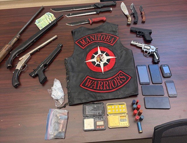 петима души бяха арестувани в понеделник след като дом в