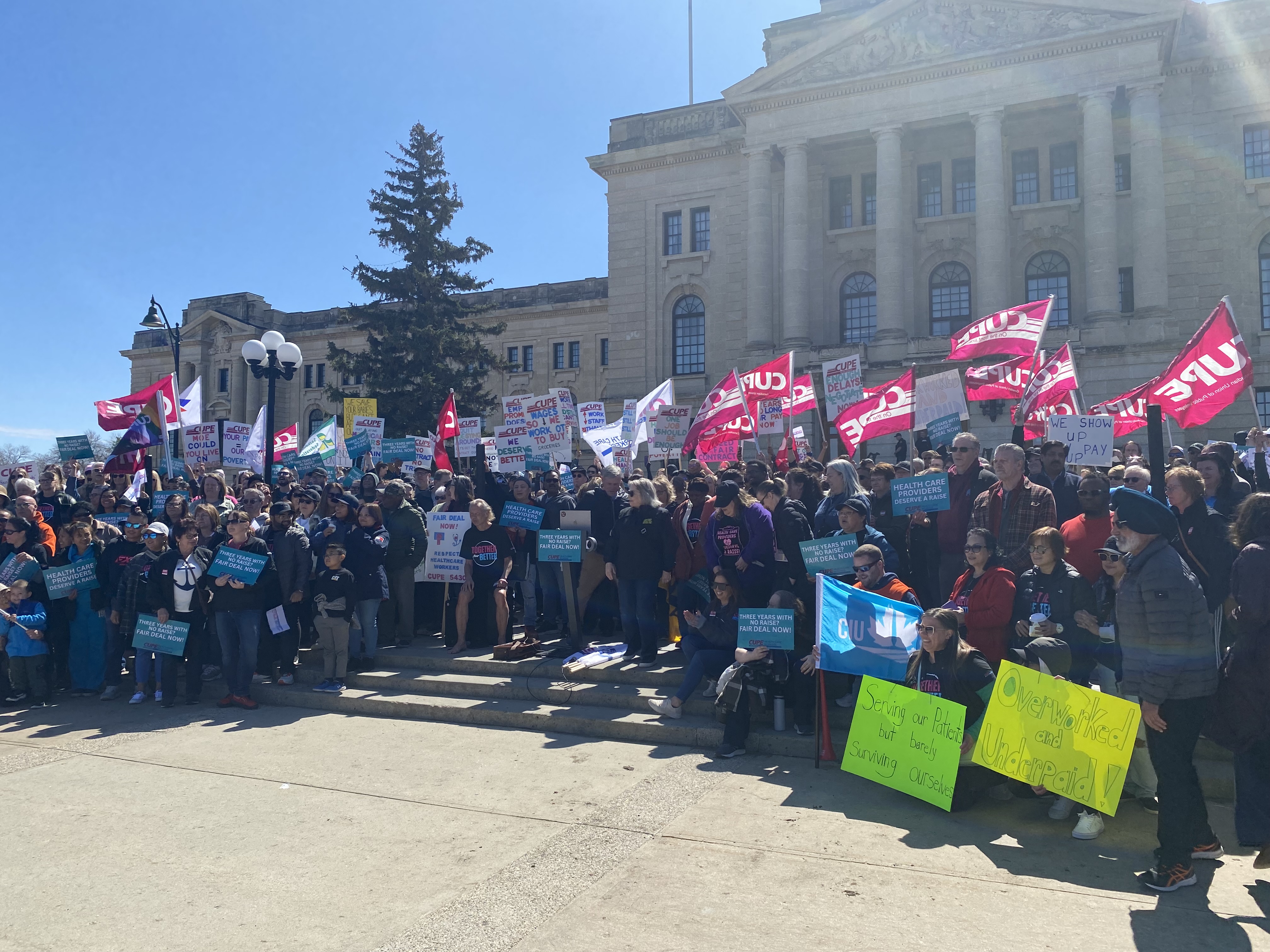 Стотици здравни работници поеха към стъпките на законодателната сграда на