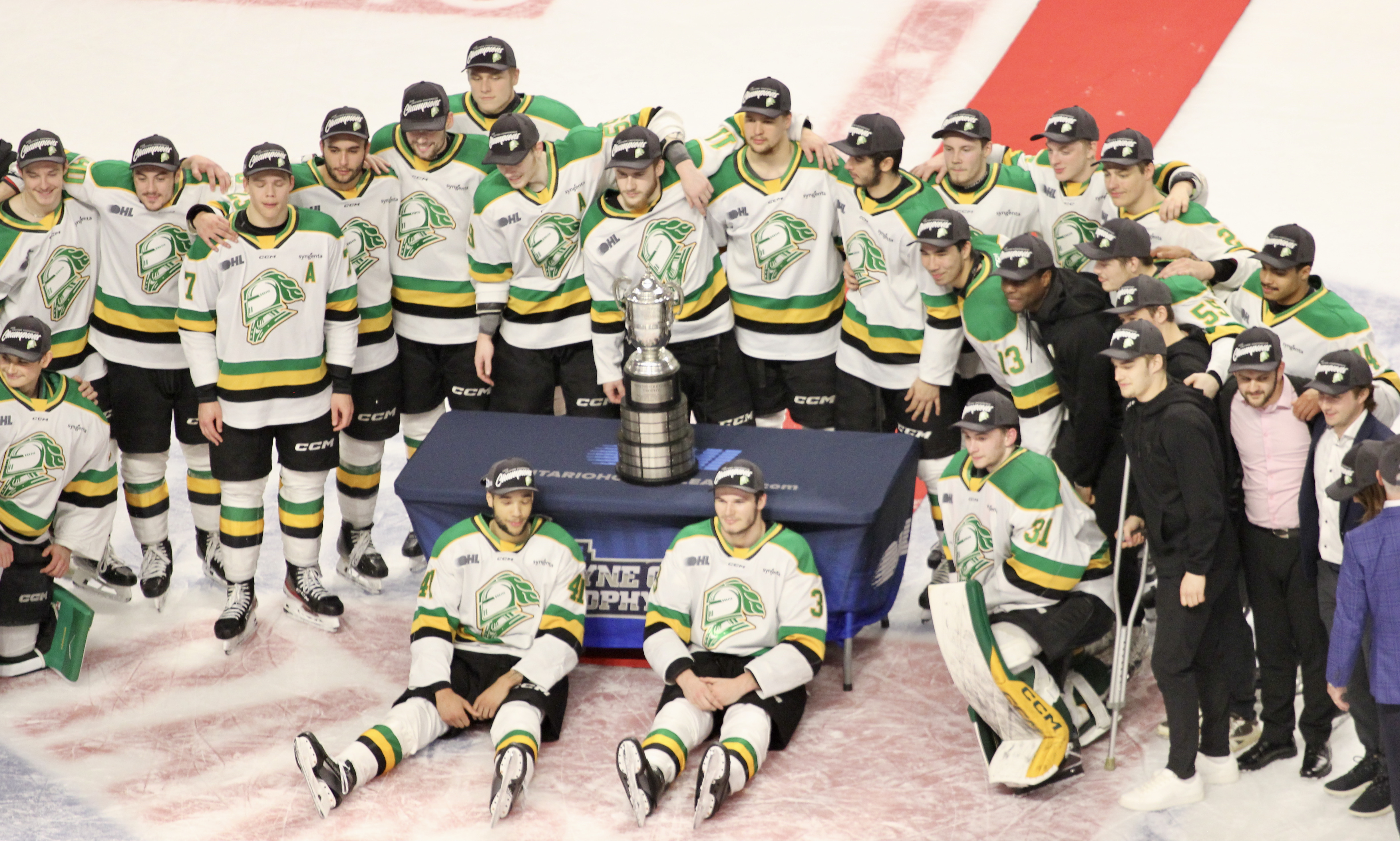 Сам Дикинсън вкара веднъж и подпомага друг тъй като Лондонските