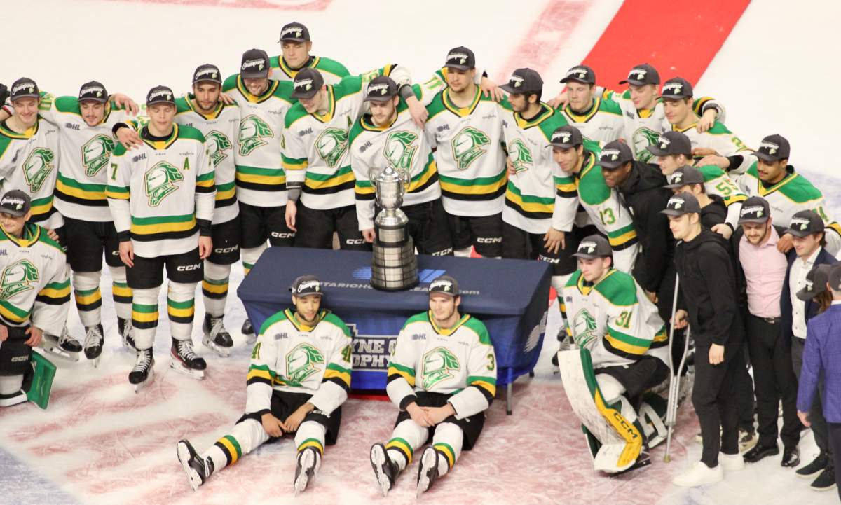 The London Knights pose around the Wayne Gretzky Trophy as 2025 OHL Western Conference Champions.