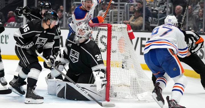 като лалета изтласкващи главите си от мръсотията мачовете на плейофите