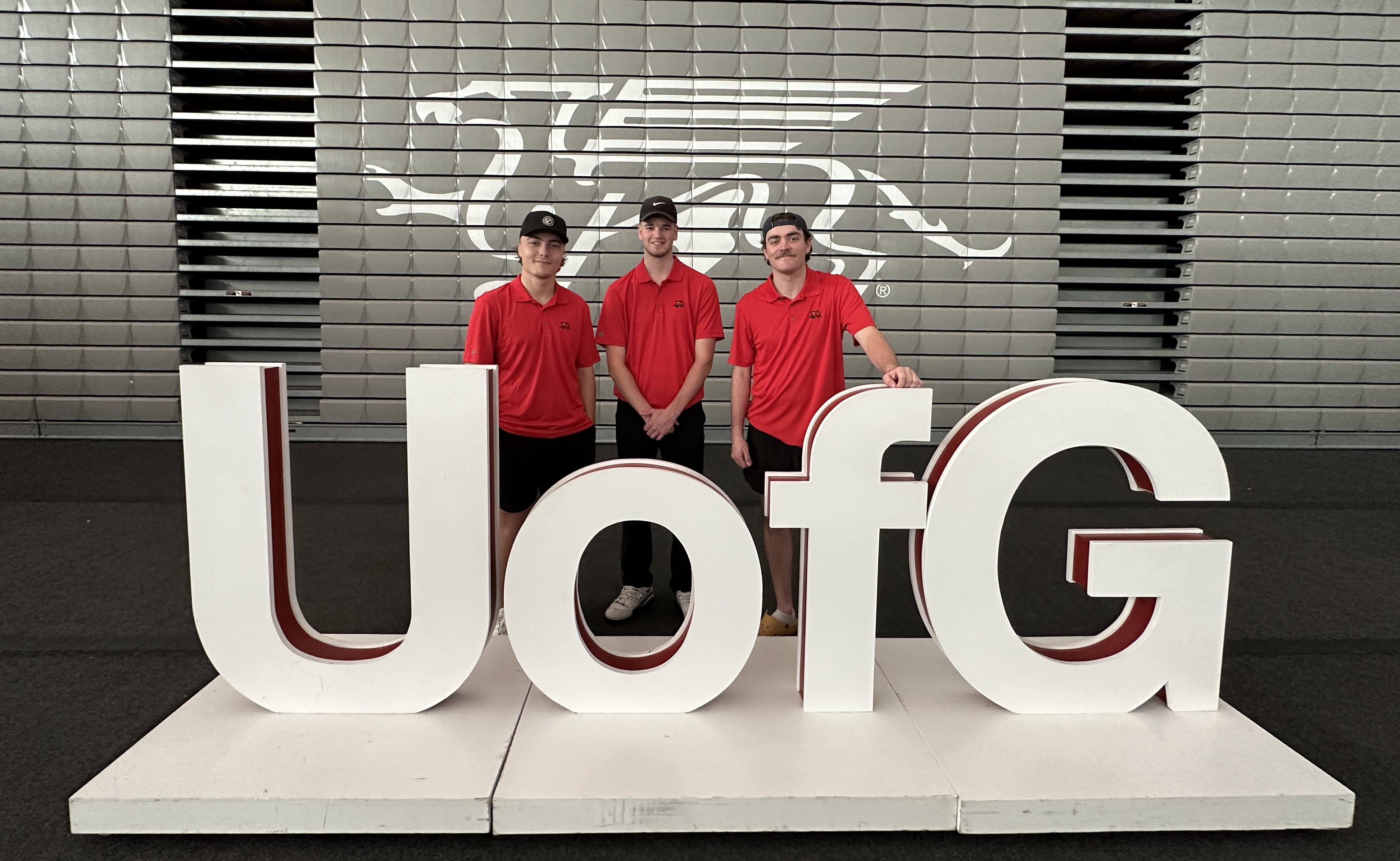 трима членове на голф екипа на Университета в Гюлф получиха