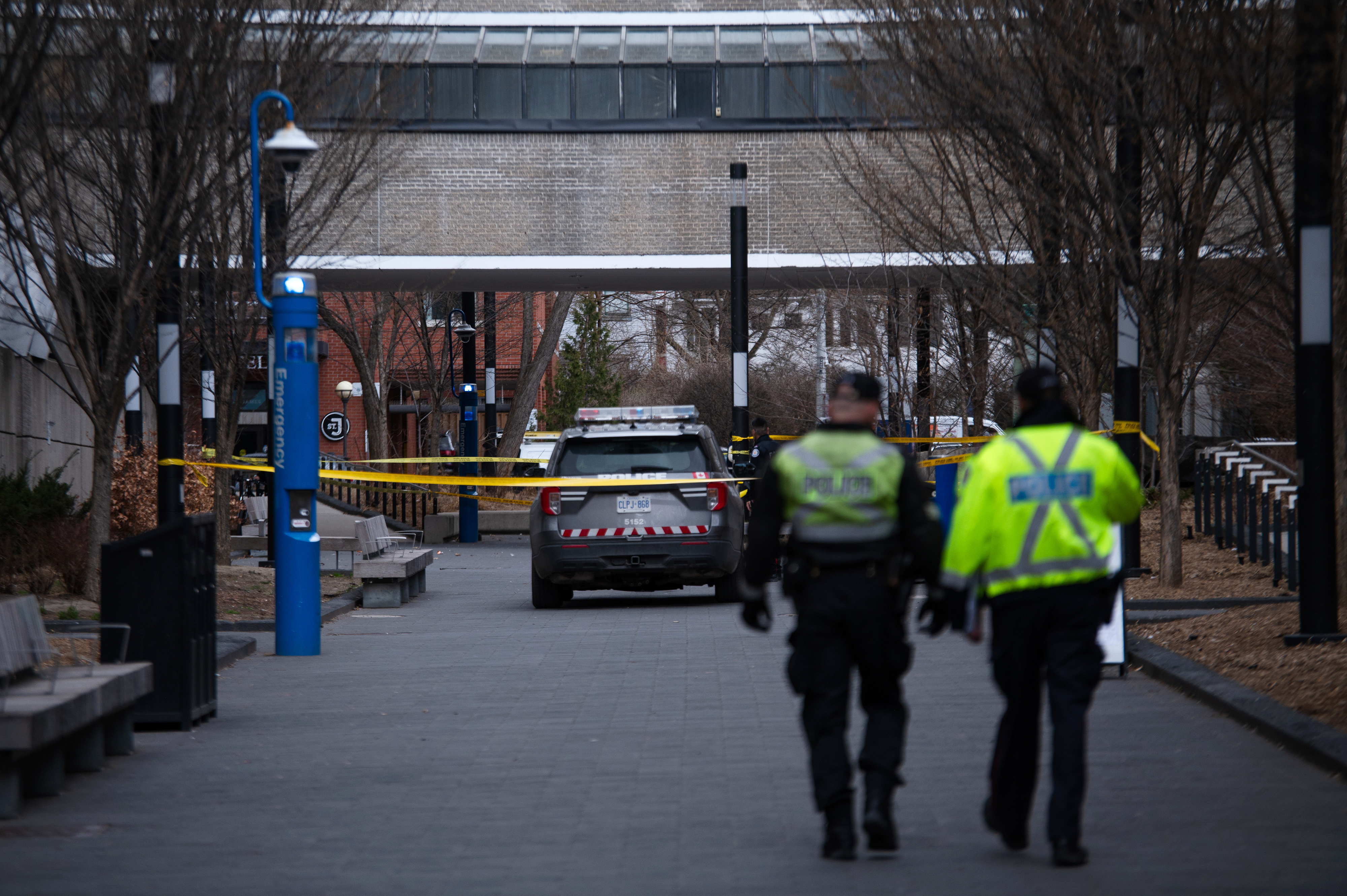 Торонто Полицията казва че търсят 23 годишен мъж за който твърдят