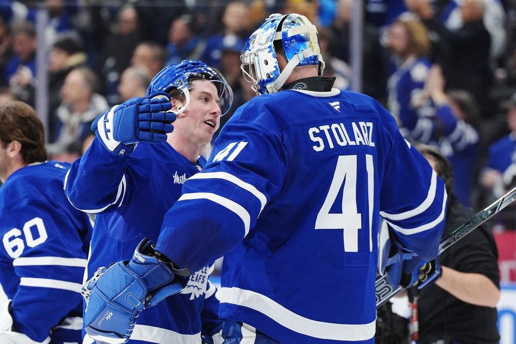 Торонто Джон Таварес сложи шайбата в мрежата от гладката