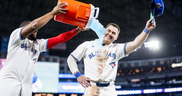 Торонто аутфилдърът на Blue Jays Алън Роден получава последователно