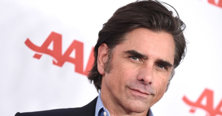 Джон Стамос се обръща към изявата си на благотворително събитие