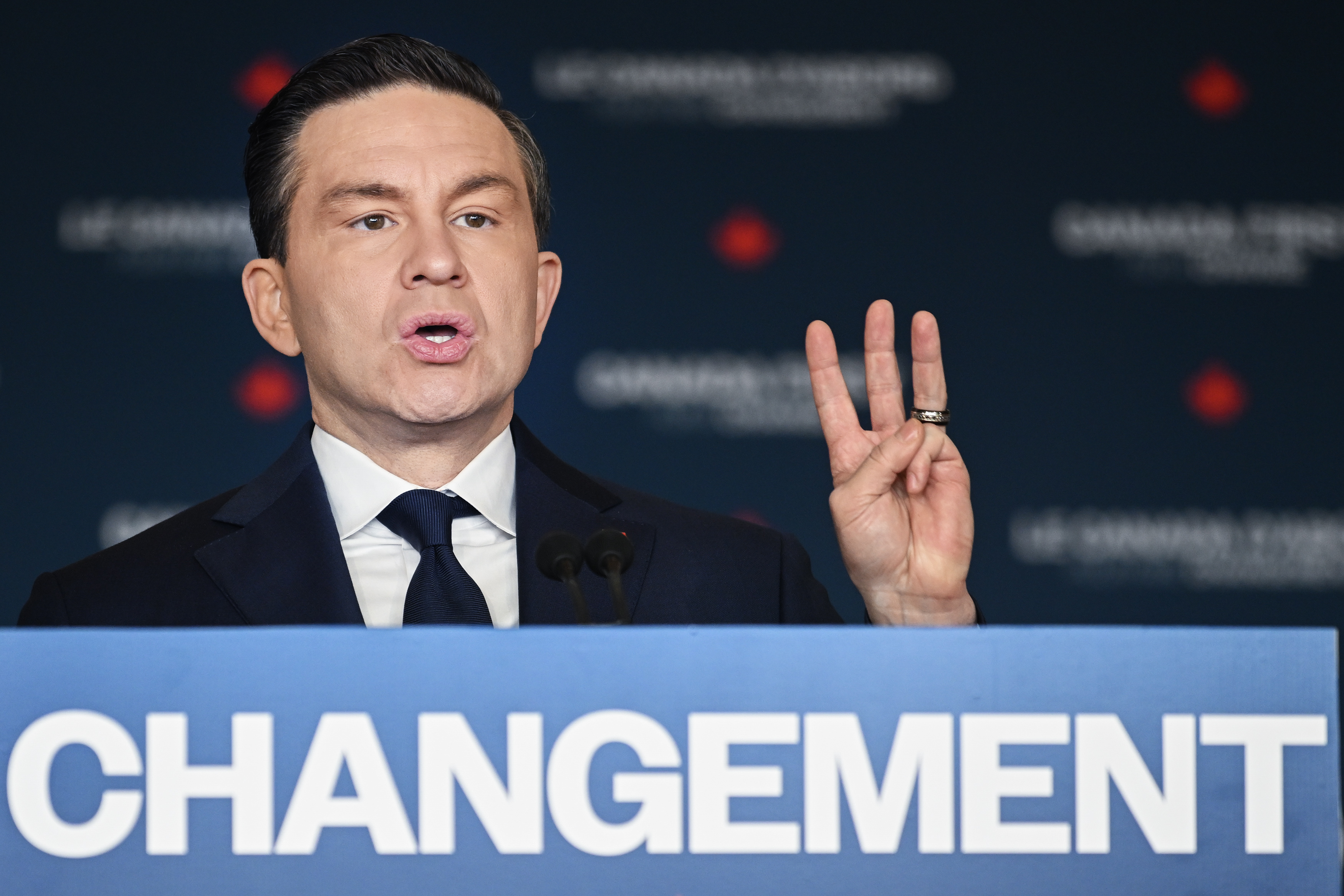 Консервативният лидер Пиер Полиевър казва че иска да използва независимо