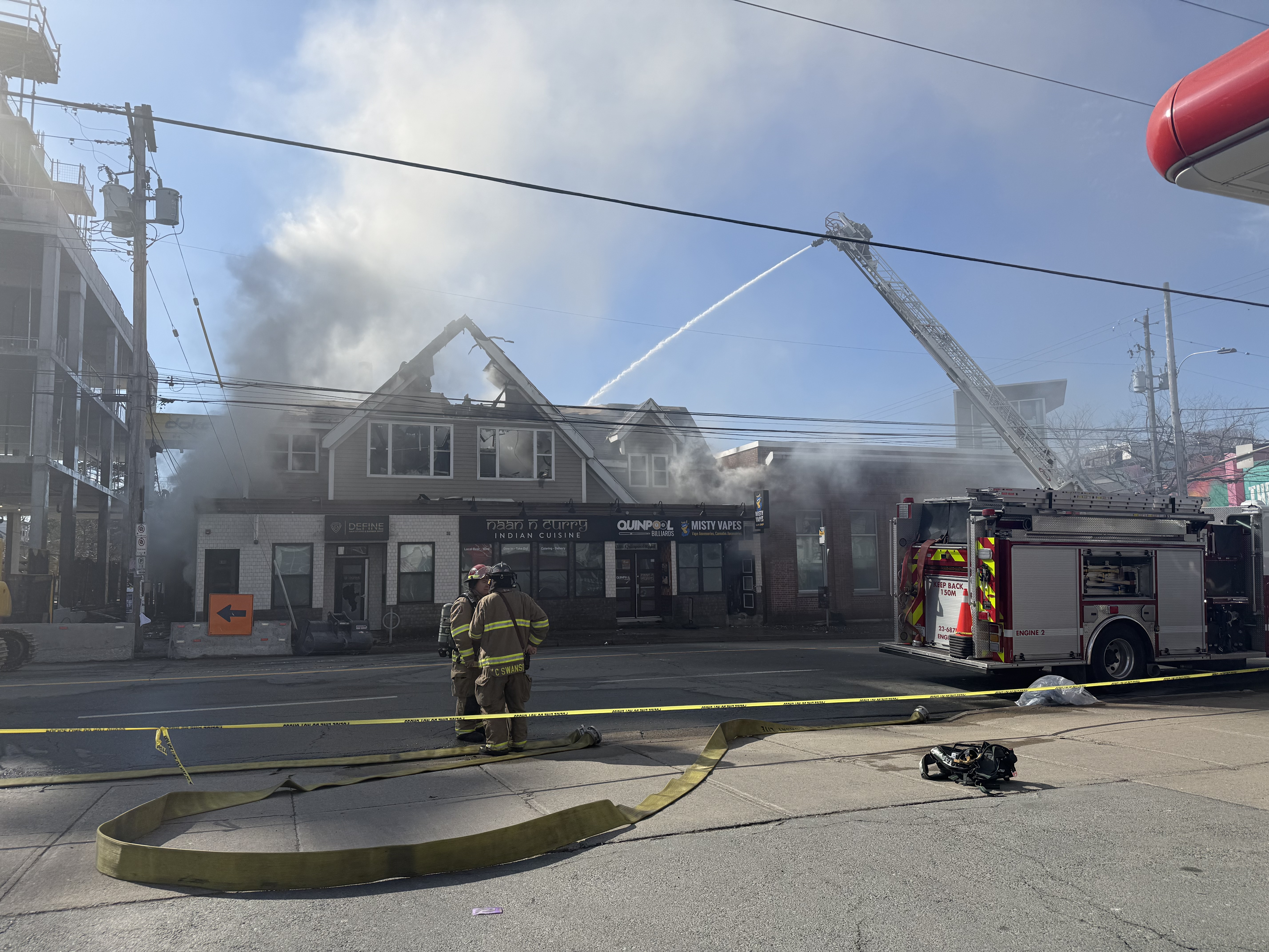 сграда на Quinpool Road в Халифакс която съдържа апартаменти фирми