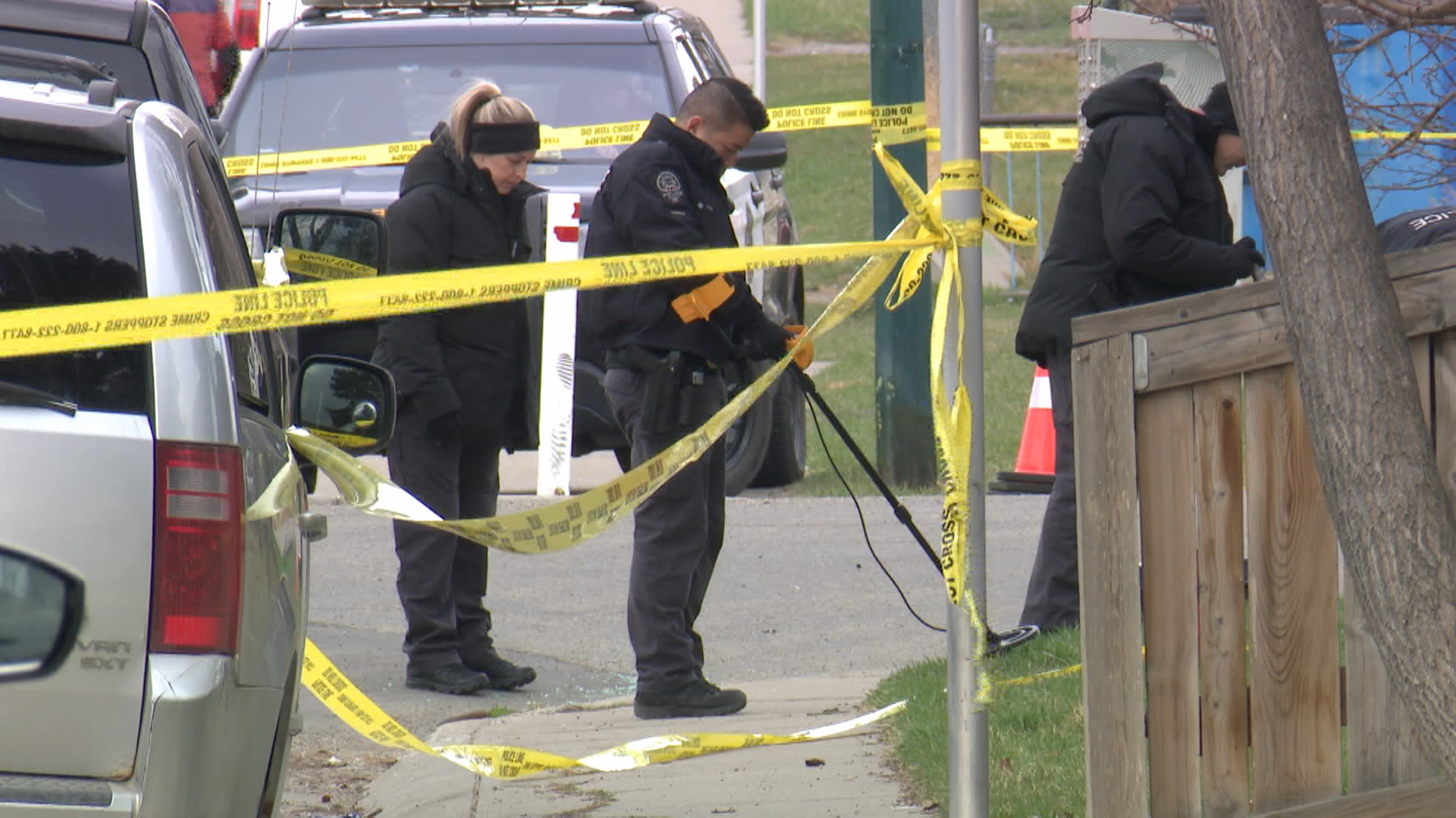 Калгари полицията са взели няколко души в ареста след стрелба