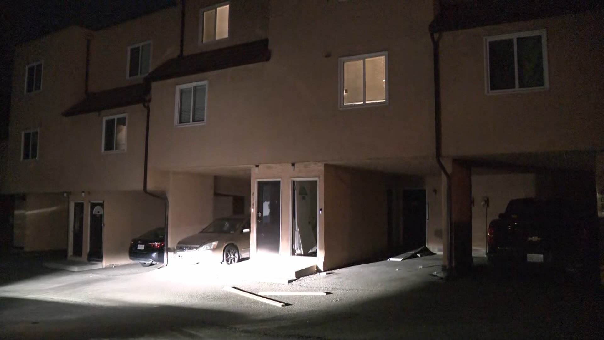 Калгари полицията арестува двама души във връзка с намушкваща ранна