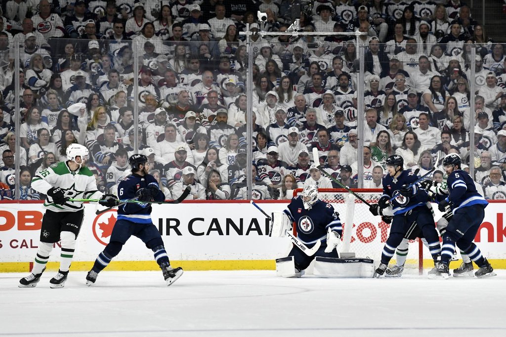 Winnipeg Jets отразява играта на помощник капитан Марк Шейфеле в