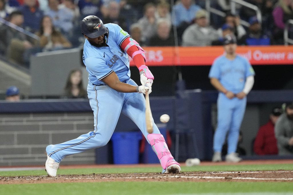 Торонто Владимир Гереро младши имаше тримесечен хоумър в долната част на осмия