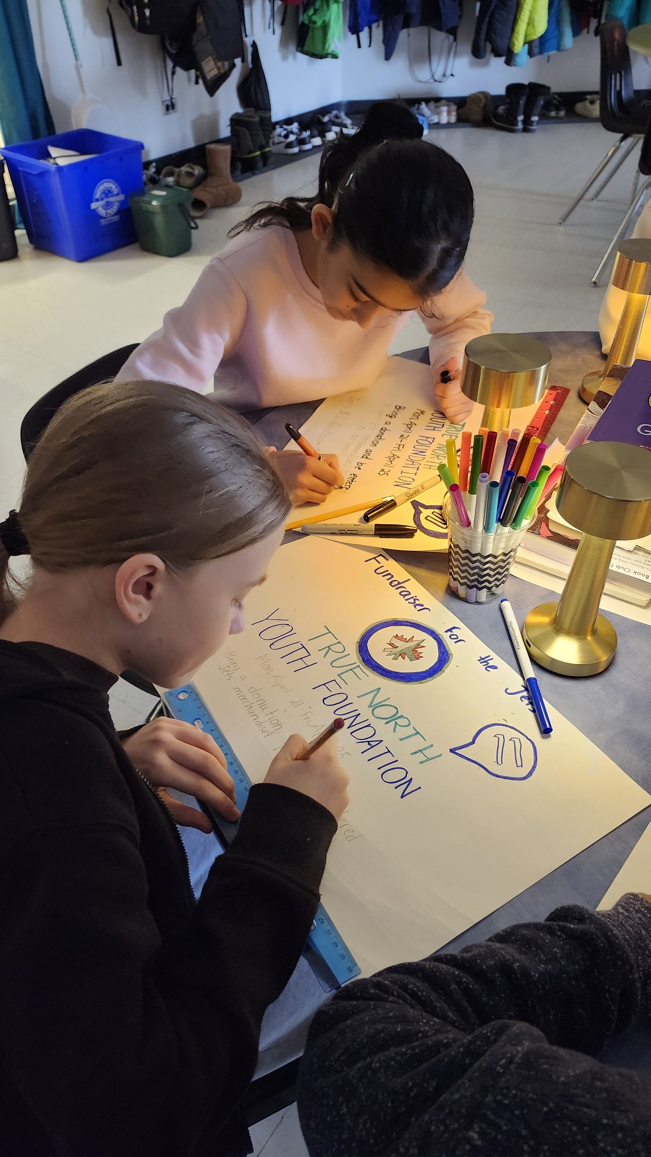 Една стъпка в училището на общността на Джеймс Нисбет и