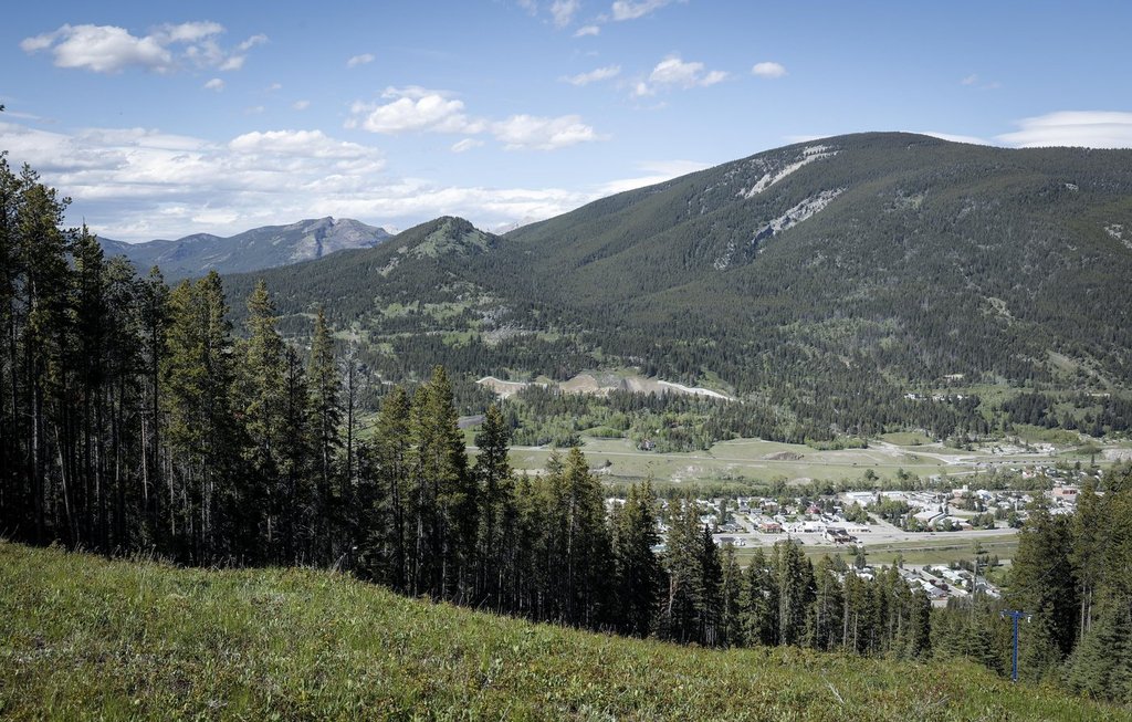 Кметът на Crowsnest Pass в югозападна Алберта казва че одобрението