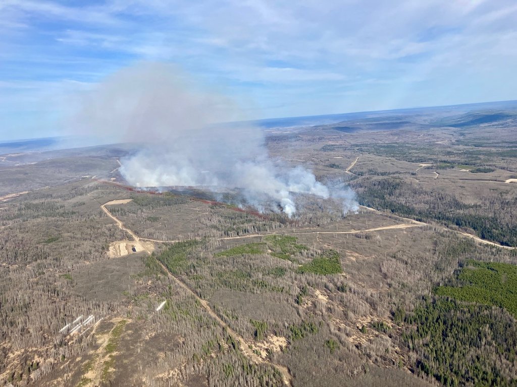 Див огън принуди редица хора да избягат от домовете си
