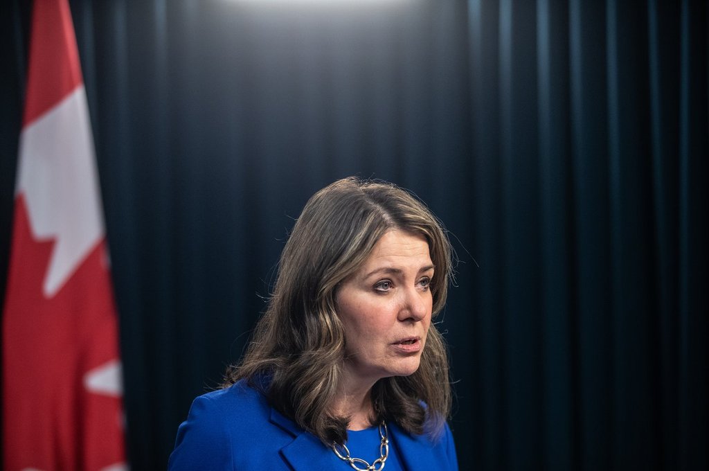 Правителството на Алберта тихо прехвърли отговорността за своето комуникационно крило