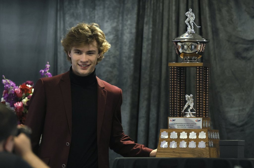 Medicine Hat Tigers' Gavin McKenna after being awarded the Canadian Hockey League Rookie of the Year in Frankenmuth, Mich., Saturday, June 1, 2024.