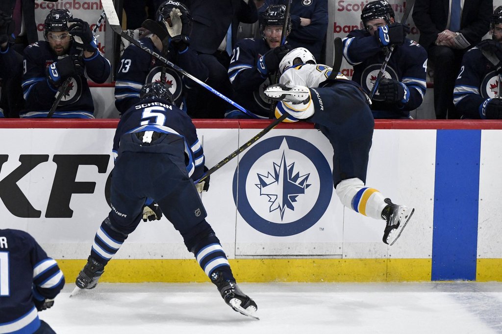 Jets and Blues вероятно се събудиха в понеделник с болки