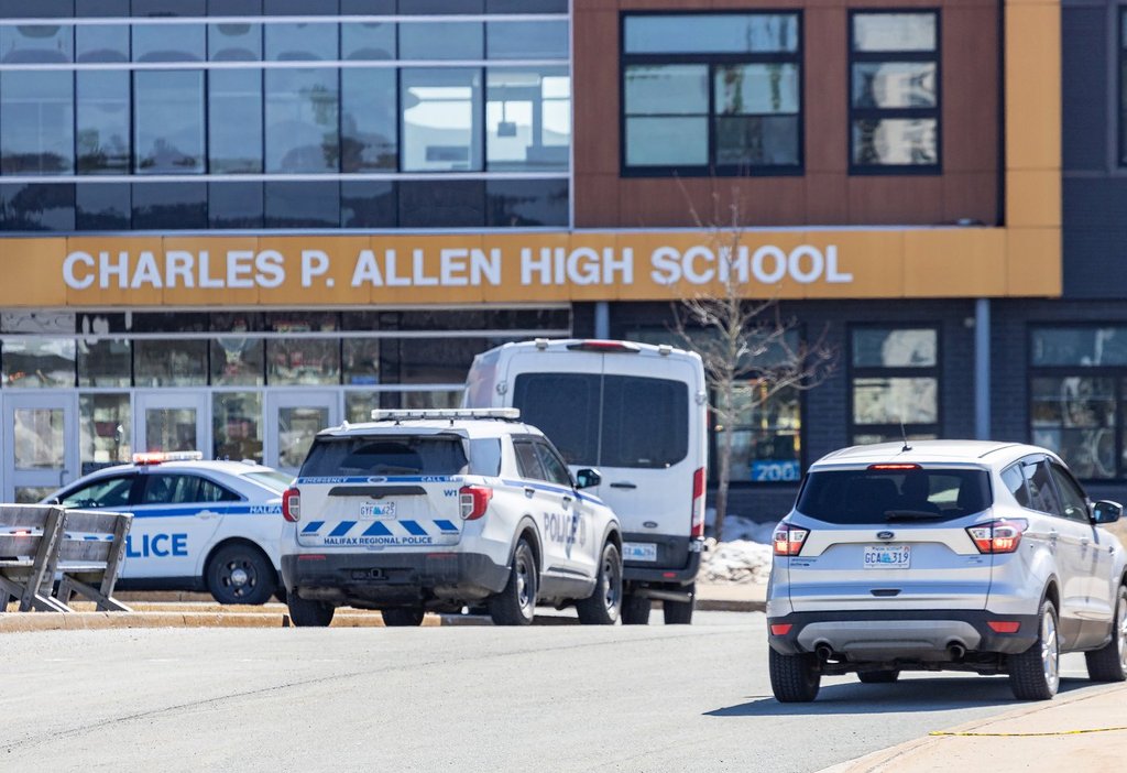 Заместник директор намушкан от 15 годишен ученик в гимназията в Халифакс заведе