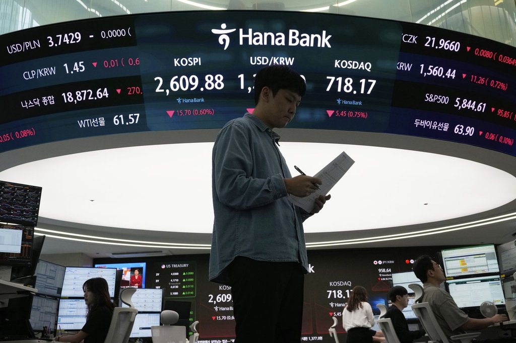 Глобалните акции паднаха в четвъртък тъй като инвеститорите реагираха на