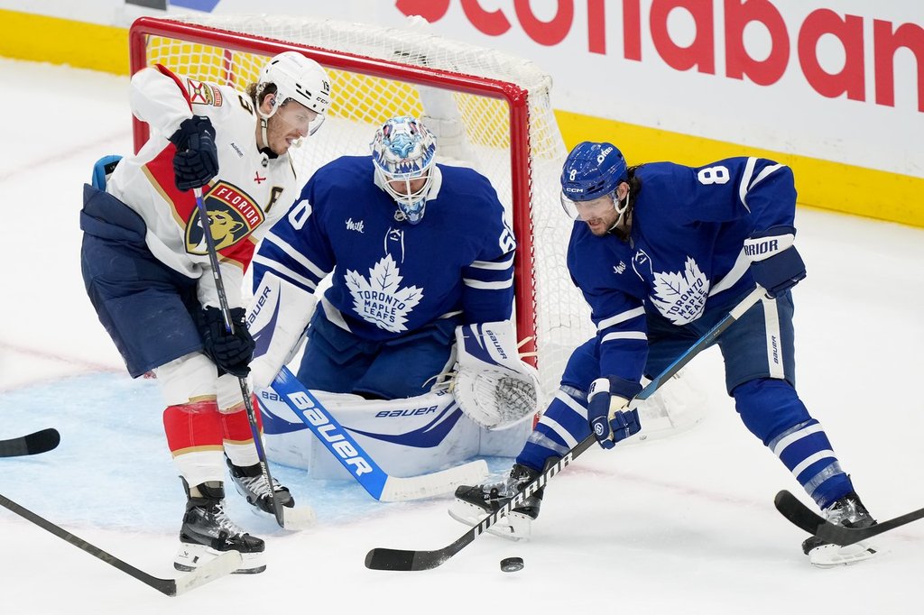 Форт Лодердейл Матю Ткачук гледаше Крис Танев да блокира