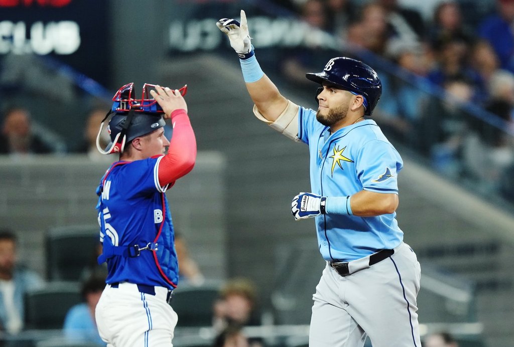 Торонто деветия иннинг на младши Каминеро отскочи от таблото на третата