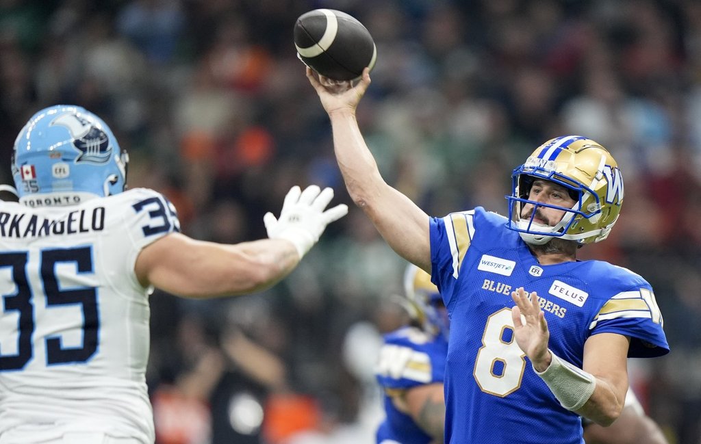 CFL спря Winnipeg Blue Bombers Quarterback Zach Collaros One за