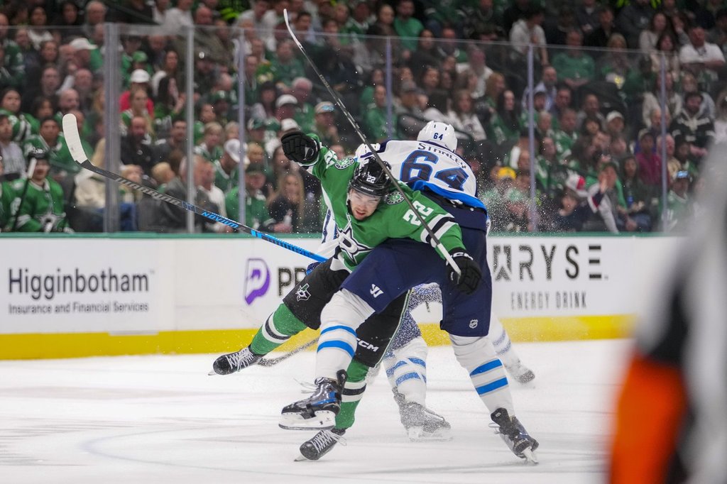 Марк Шейфеле и Джош Мориси бяха забележими при незадължителния скейт