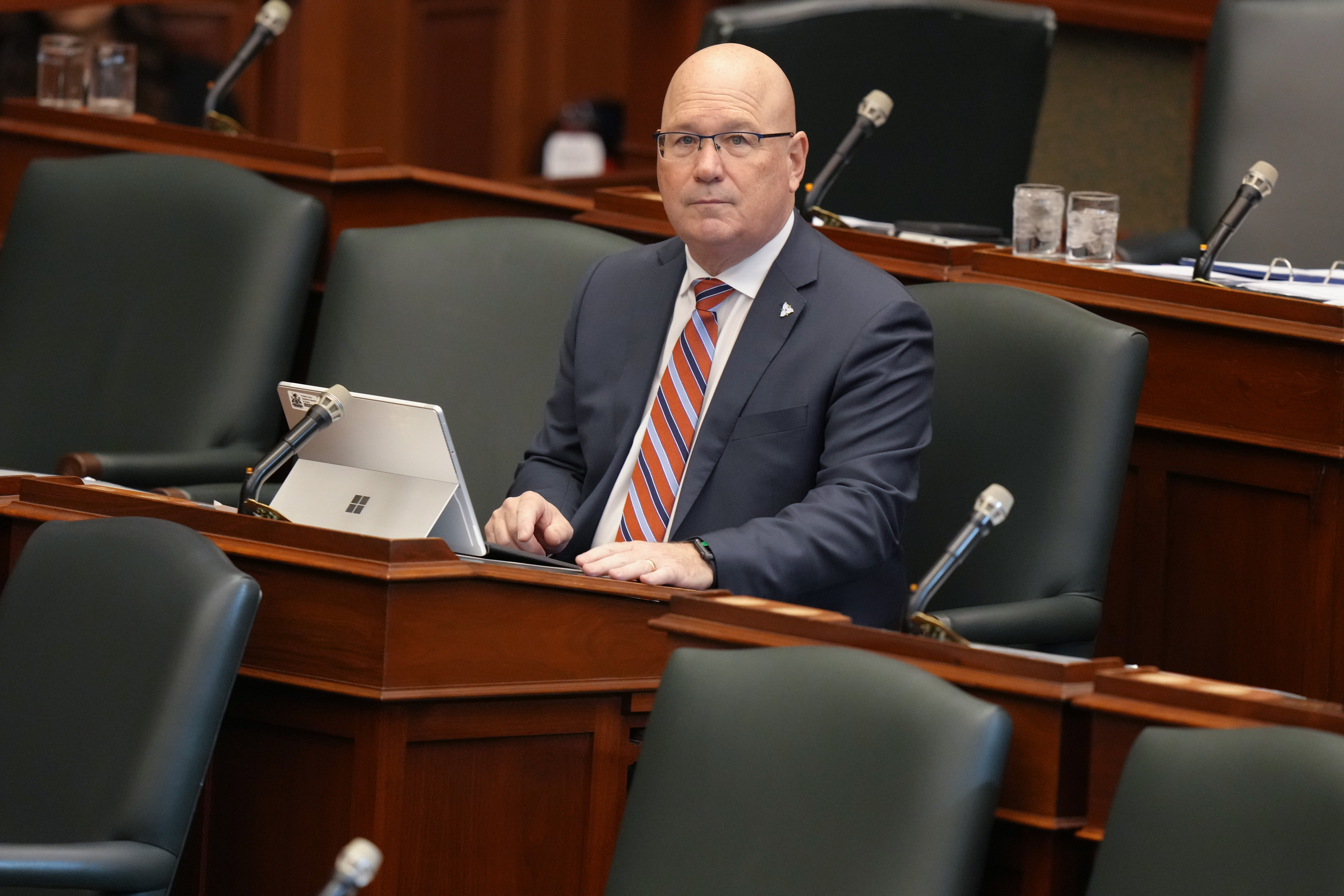 докато правителството на Ford се втурва да приключи законодателната