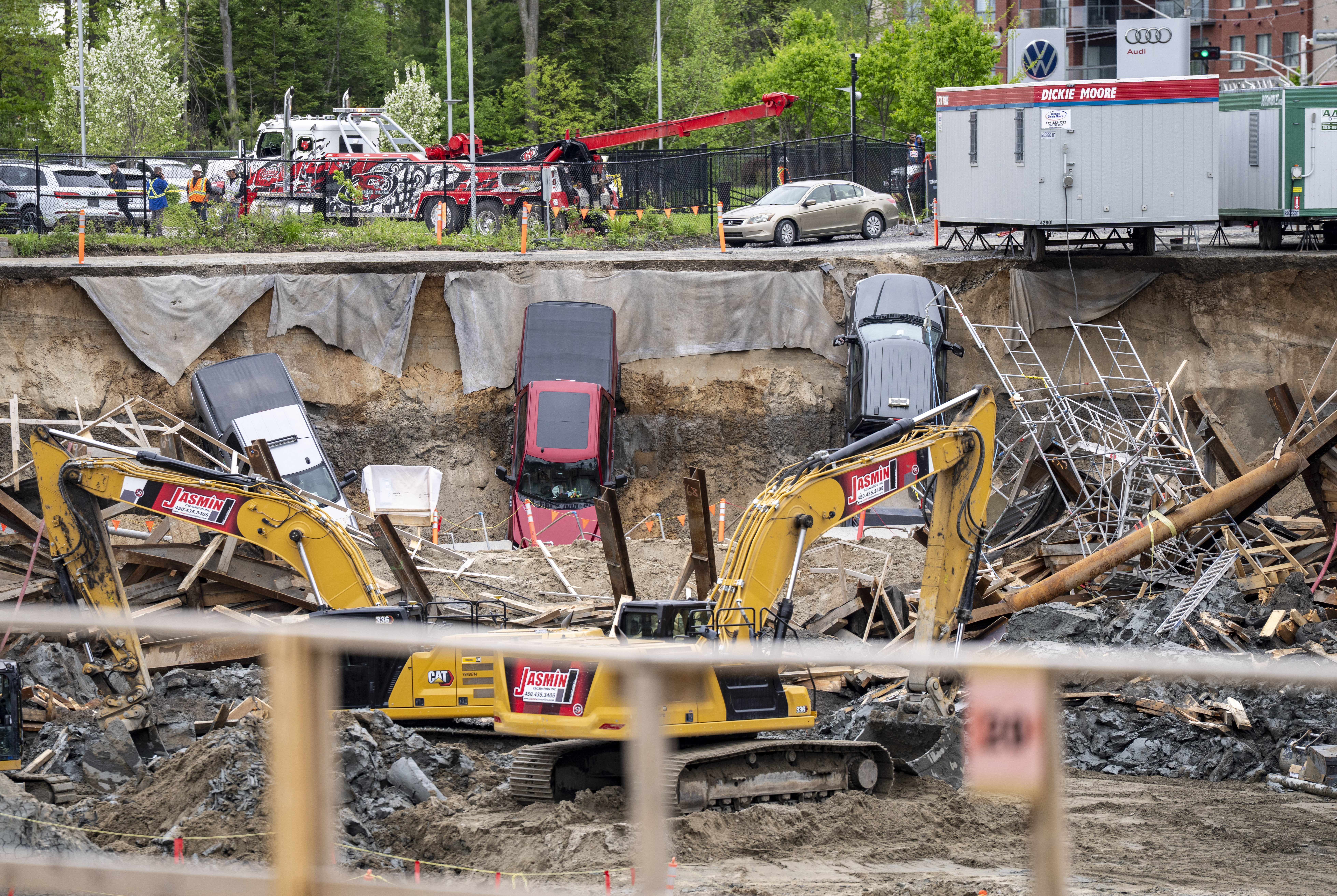 Един човек е мъртъв след срива на структура на строителна