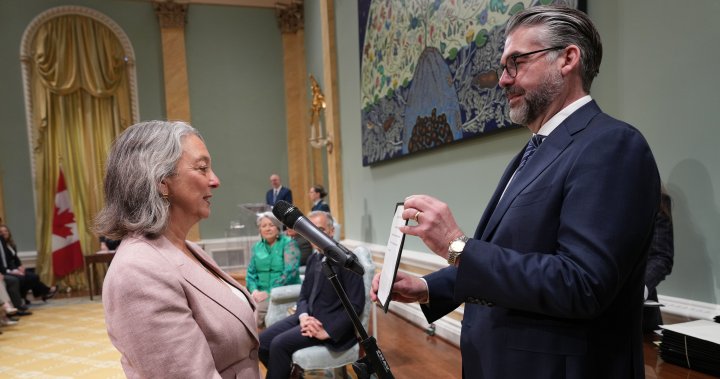 Премиерът на премиера на Алберта Даниел Смит на началника на