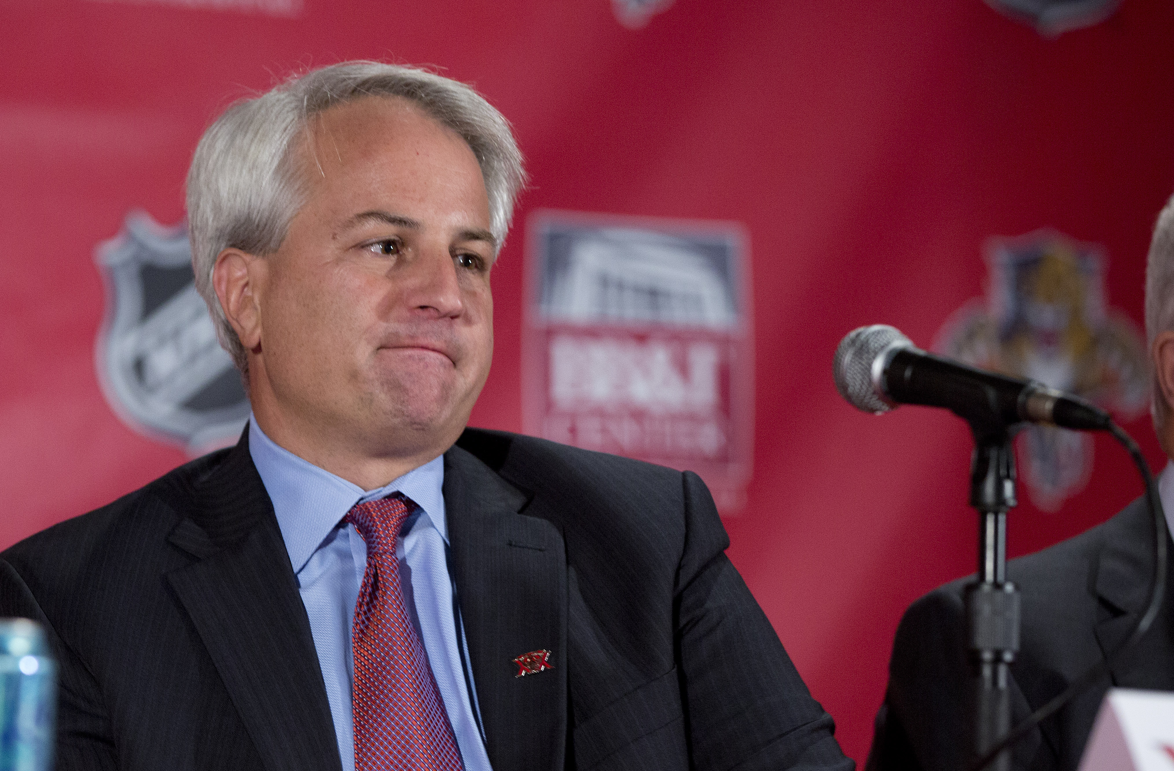 НХЛ прекрати заместник председателя на Флорида Пантери и редува губернатор Дъг