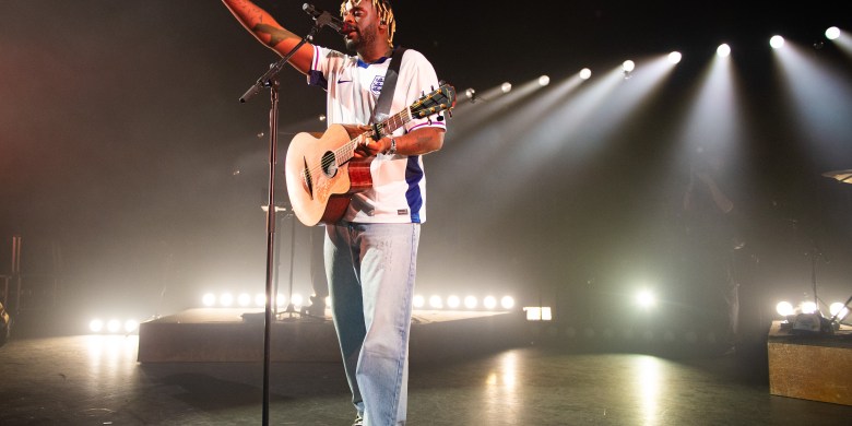 Myles Smith’s Breakthrough Hit ‘Stargazing’ Born From Beers, Tacos and Songwriting with Friends