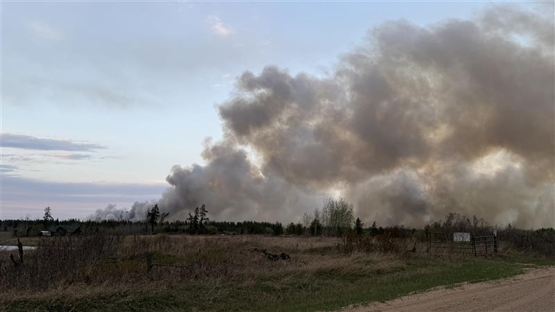 пожар който избухна през уикенда североизточно от Едмънтън се разраства