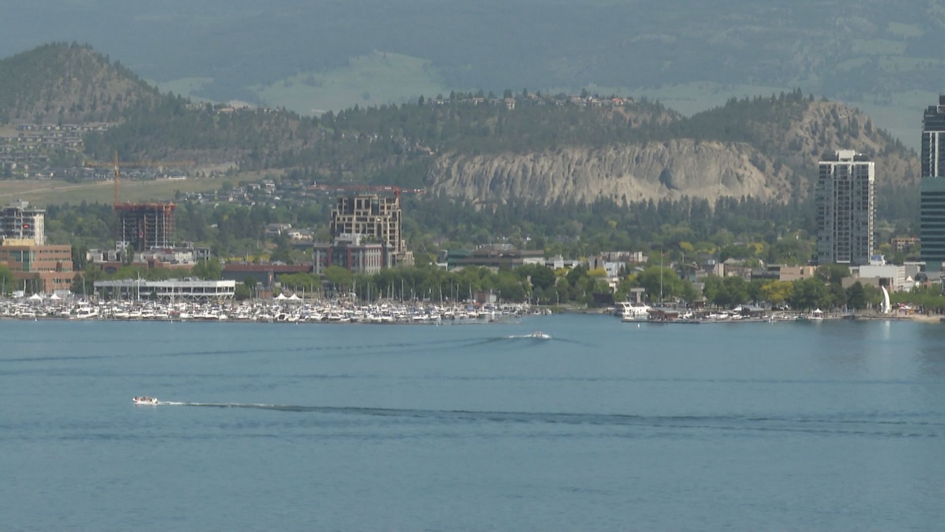 докато живакът се издига в Оканаган така и тревогите