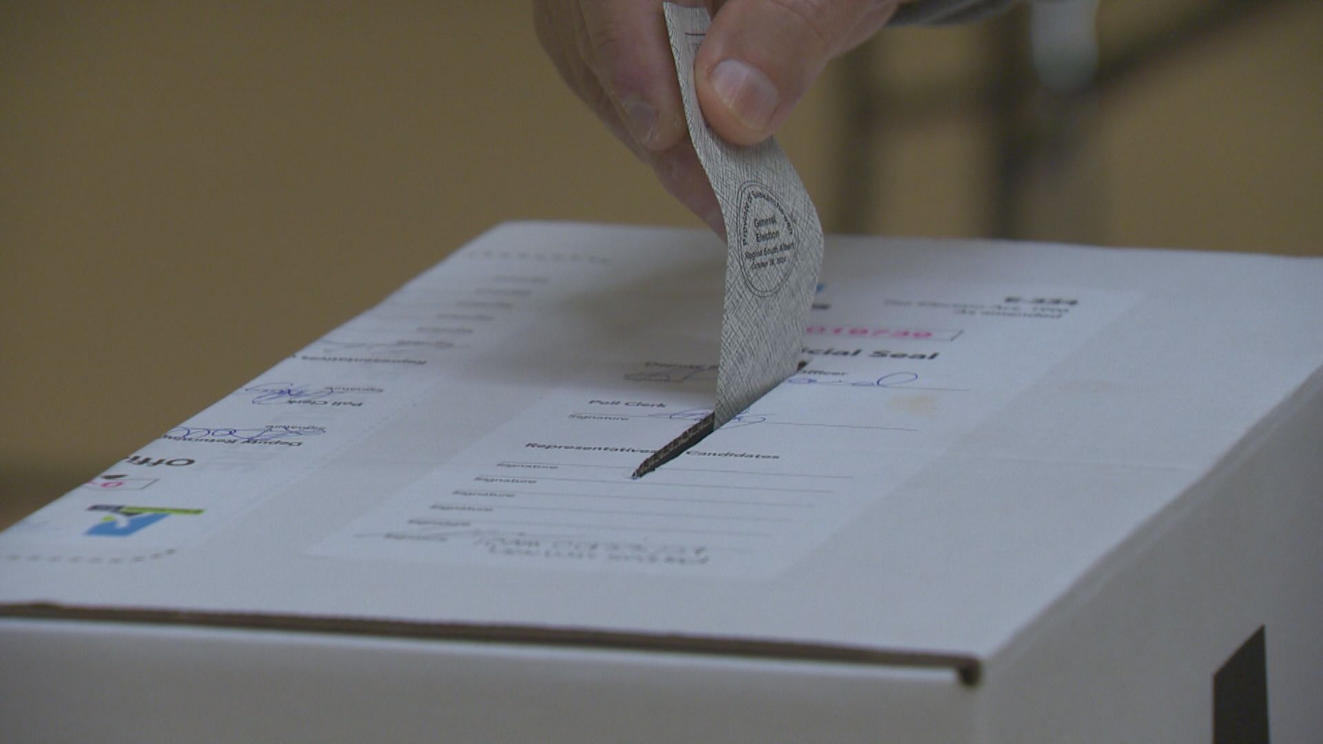 Докато премиерът на Алберта Даниел Смит създава по лесен път