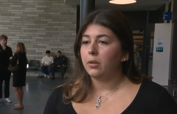 облечен във всички черни повече от две дузини от близките