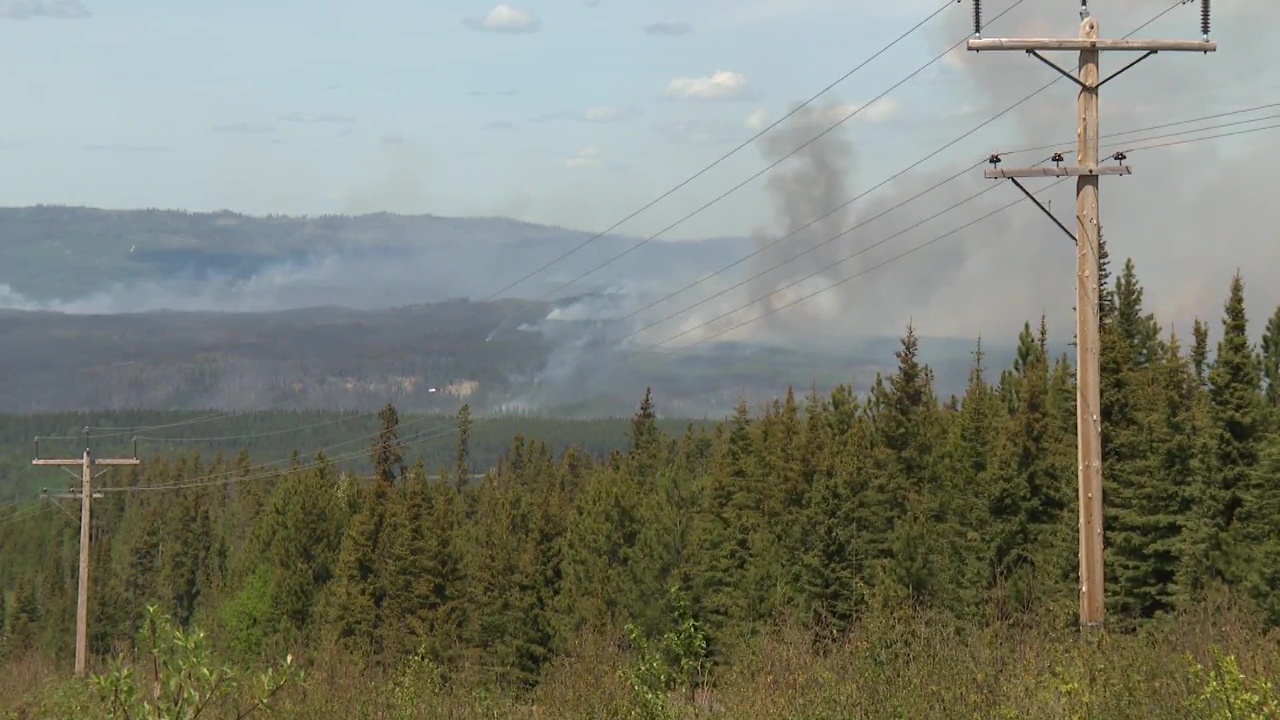 След години сухи и горещи извори в Алберта, евакуациите на