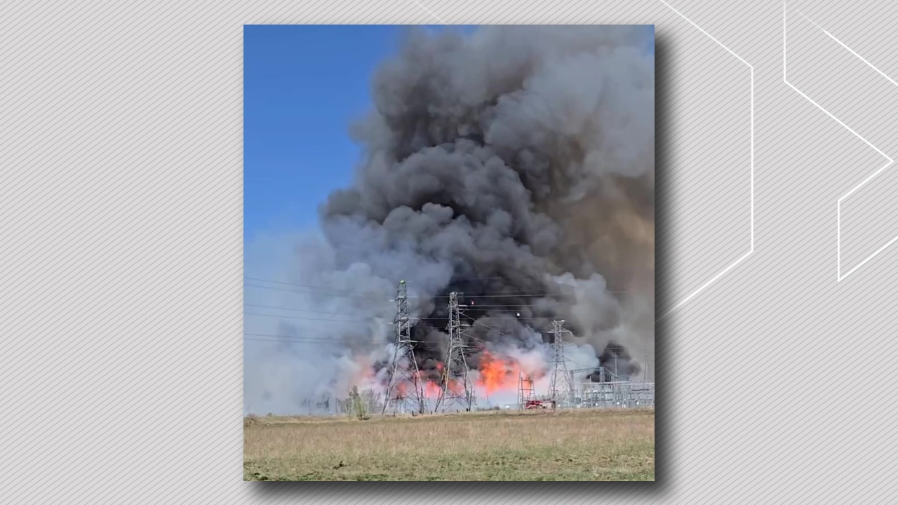 Пожар в Западен Едмънтън може да се види далеч и