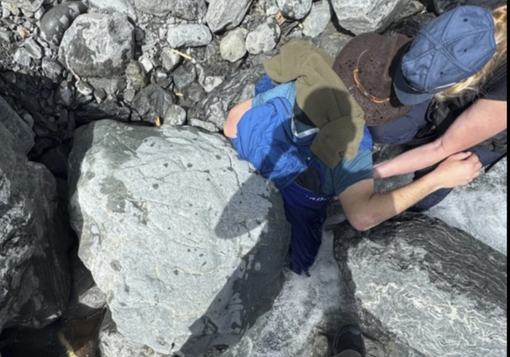 Мъж от Аляска който беше прикован с лице в ледена