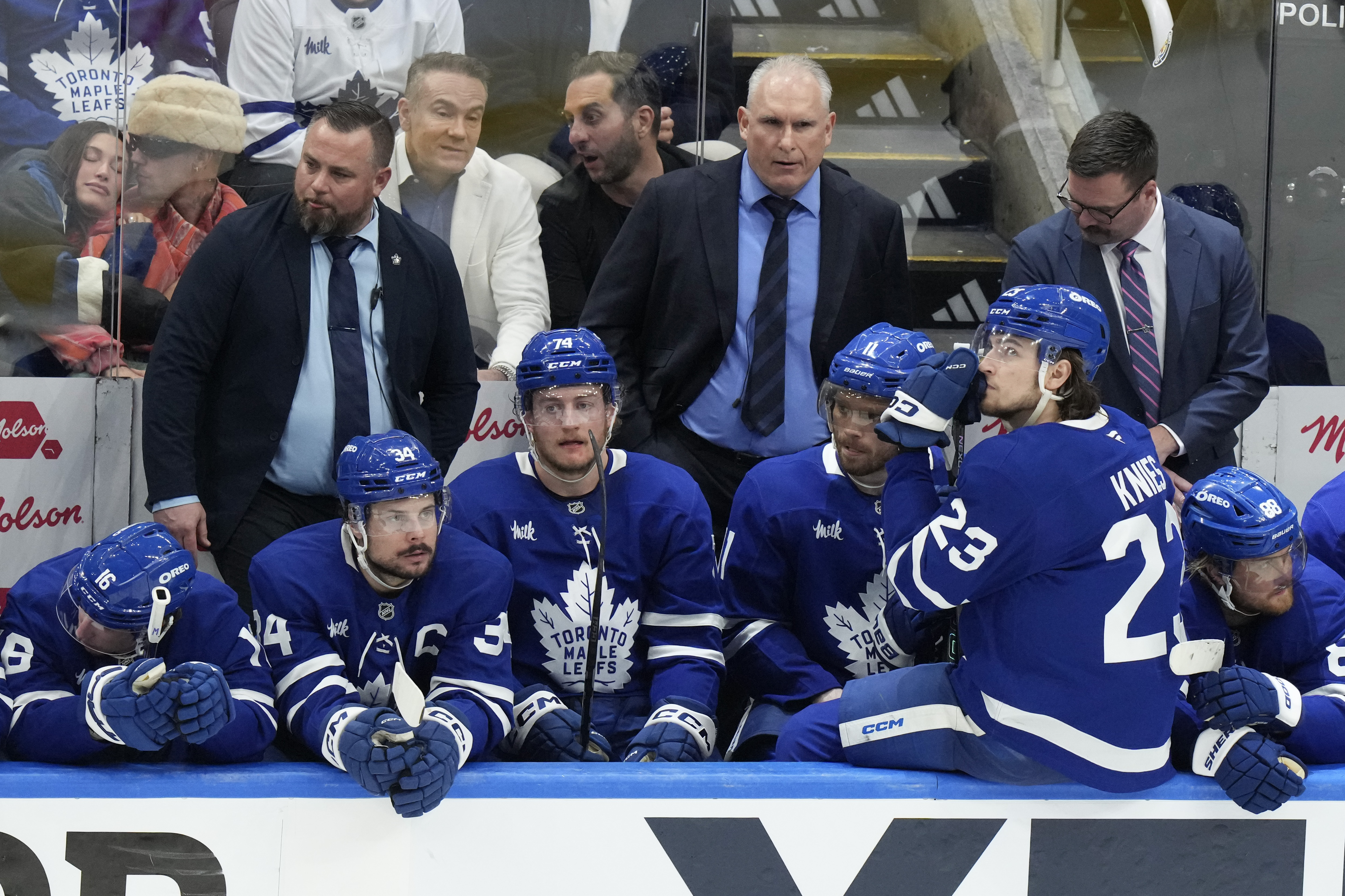 Toronto Maple Leafs Главен треньор Крейг Берубе и няколко играчи