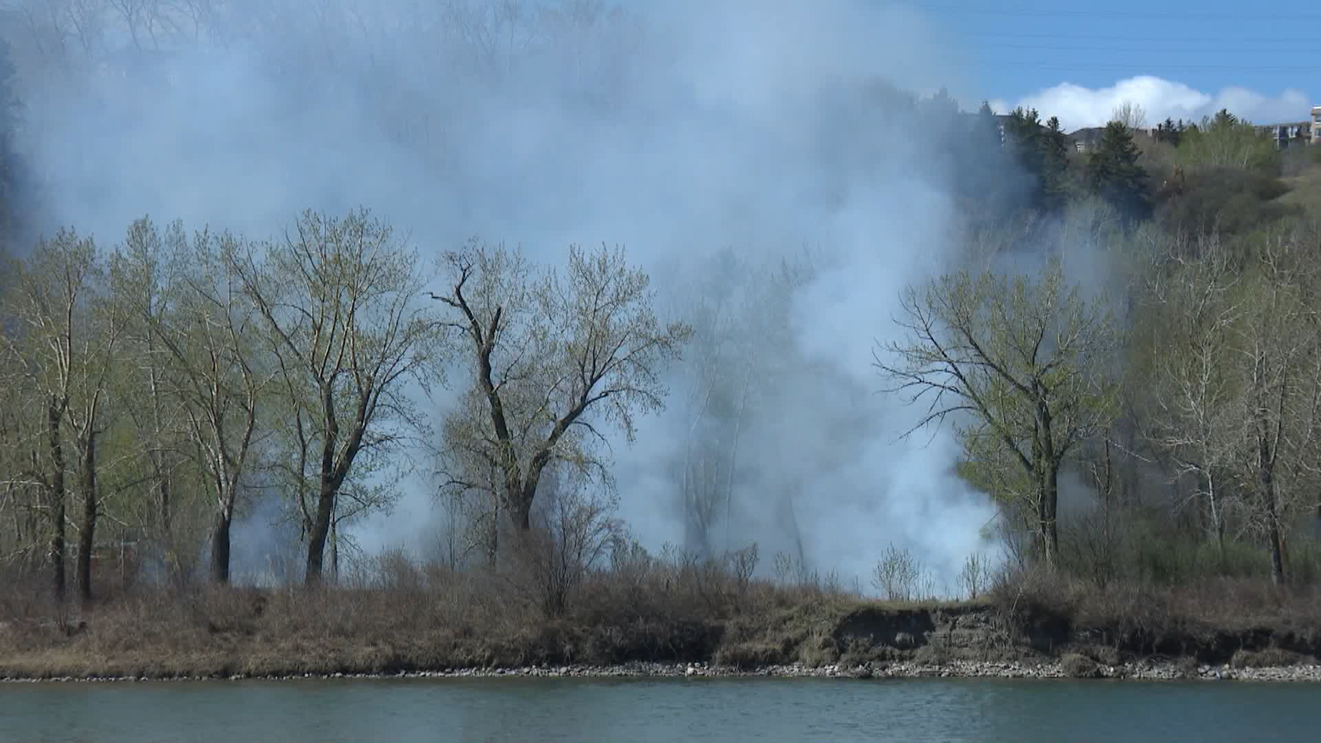 Калгари пожарникарите бяха принудени да призовават за допълнителни ресурси за