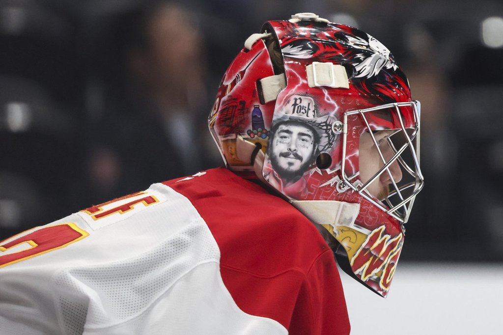 вратарят на Калгари Дъстин Волф защитникът на Монреал Лейн Хътсън