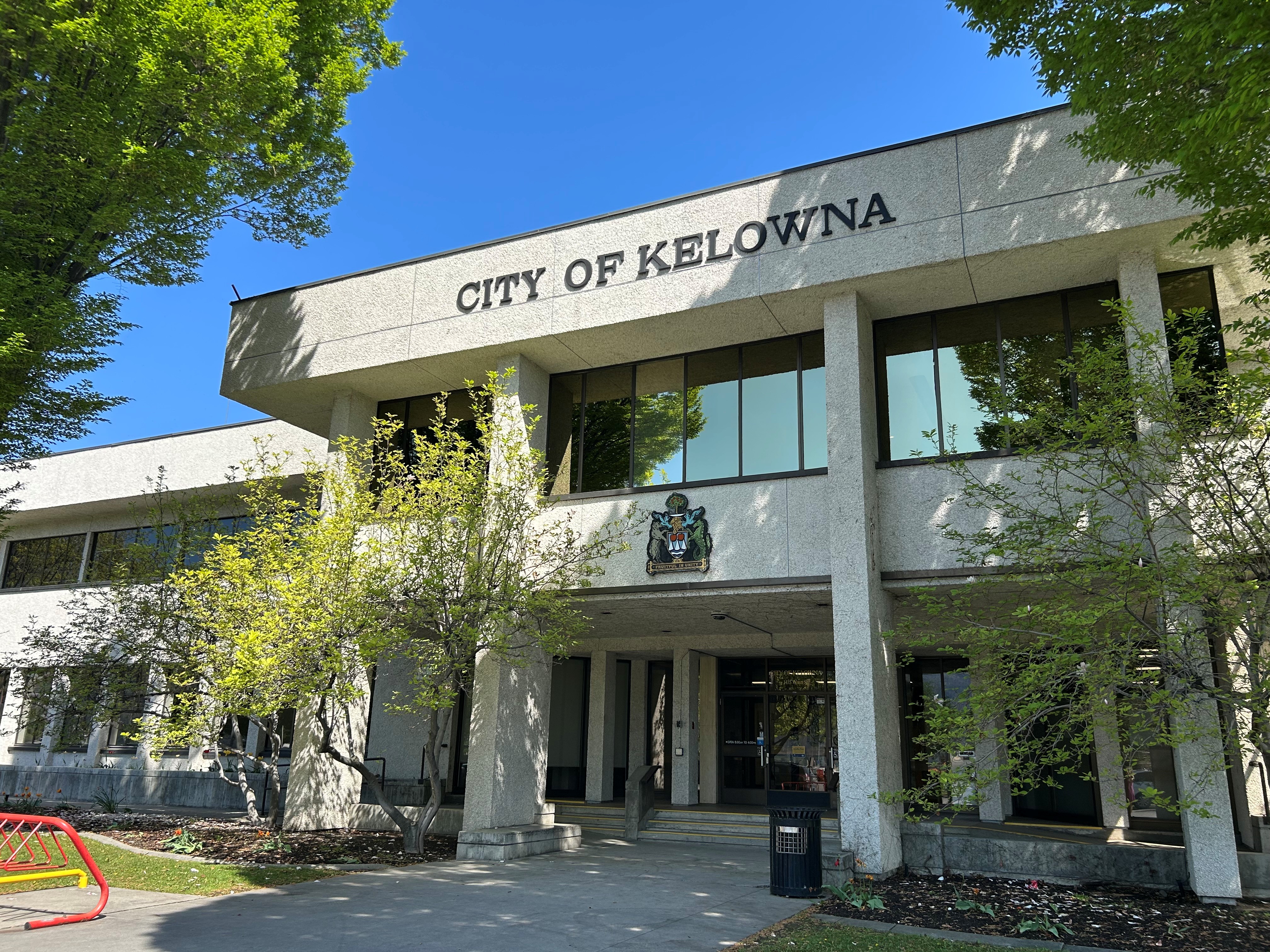 Въпреки купете само на канадско движение на фона на търговска