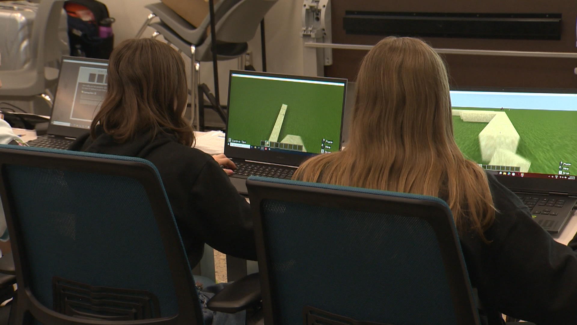 В конкурс за Minecraft екипите от пет момичета работят заедно