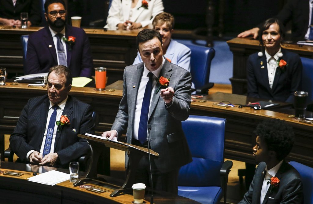 Правителството на Манитоба се сблъска с повече въпроси относно реформите