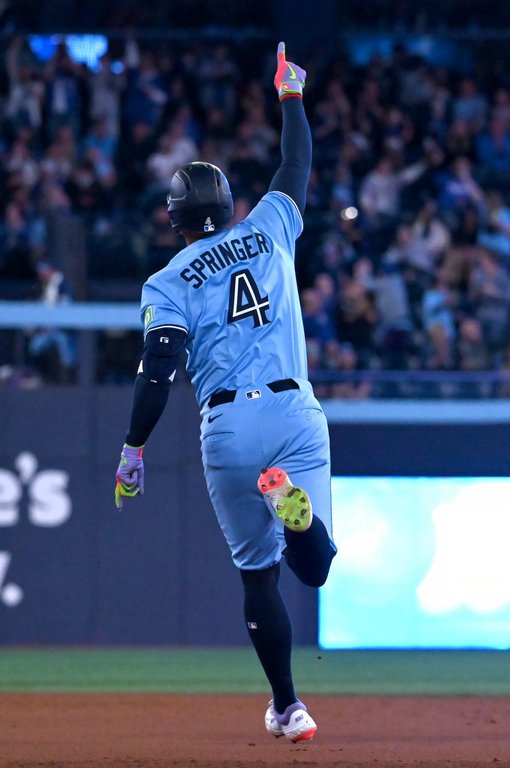 Торонто Джордж Спрингер удари две от четирите домакински писти в Торонто